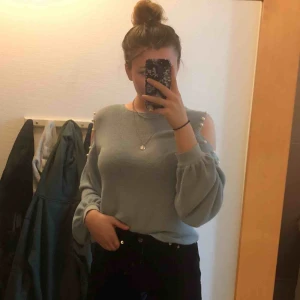  - As gullig tröja från chiquelle. Knappt använd. Fin babyblå färg 🥺😍 najs och luftig och hål på axlarna 👍🏼