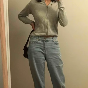  - Svart zipup från cubus! Jättemysig💞