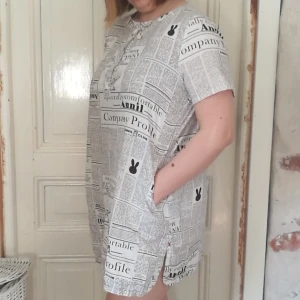 Unik tunika/klänning/ t-shirt  - Väldigt unikt och annorlunda plagg som även om det inte är playboy, ser verkligen ut som det 😂 Utöver kaninerna har det ett tidningsliknande tryck. Material: 100% bomull