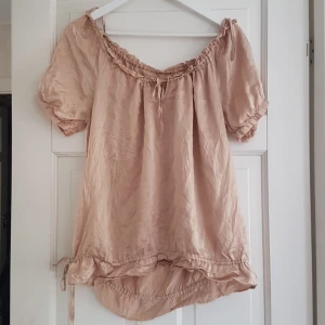 Superfancy blus - Jättejättefin off-shoulder blus i silkesliknande material. Guld/bronsfärgad o går att justera👀👀