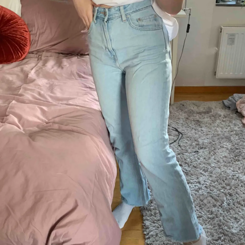 Ljusblå jeans från Weekday i modellen Mile (Mile cropped Sing Blue). Storlek 27 i midjan (jag är 158 cm) vilket skulle göra de kortare på en längre person. Töjer ut sig ju mer man använder dem men när de tvättas återtas riktiga formen. 🤍. Jeans & Byxor.