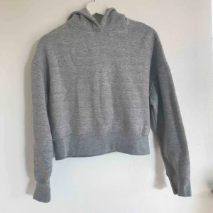  - Grå croppad hoodie från Zara strl S, passar även XS/M. Använd men fortfarande mycket att ge. Eventuell frakt tillkommer 💗⚡️