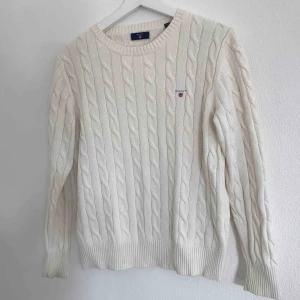 Vit gant kabelstickad tröja - Superfin kabelstickad ganttröja i strl 146-152 vilket motsvarar XS/S. I nyskick, använd få gånger. Köpare står för eventuell frakt💗⚡️