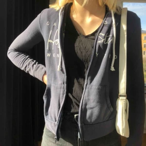  - Nu säljs denna fina men ganska tunna kofta. Den är relativt använd men fortfarande i ett bra skick! Koftan är i storlek XS men passar även mig som brukar ha S. 🥰