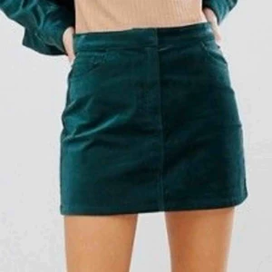  - En såå fin kjol som tyvärr är för stor för mig. Är använd max en gång. Slutsåld i butik. Storlek 38 från Weekday.