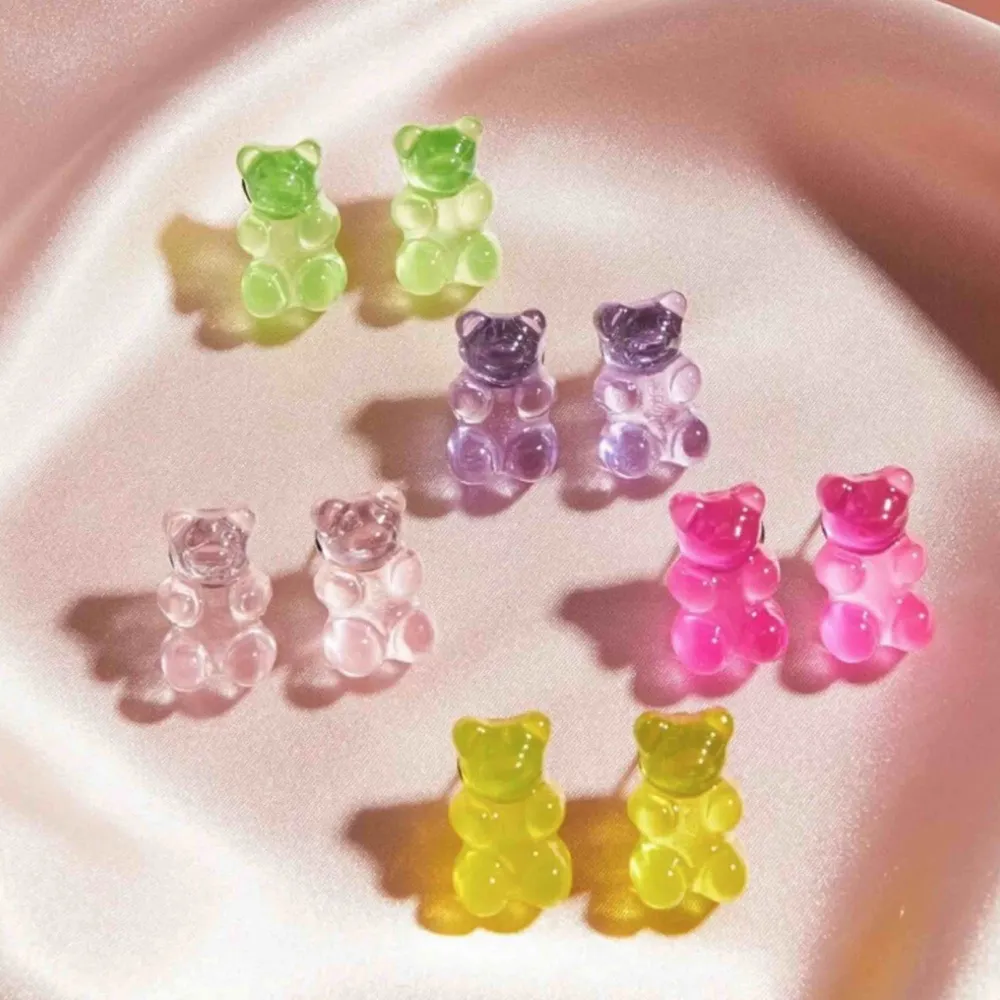 Super söta björnformade örhängen i olika färger.  Alla örhängen är självklart oanvända och nya. 99kr för alla, frakten är inkluderad. Kan även mötas upp i Lund 💕☺️. Accessoarer.