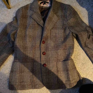  - En snygg blazer från Tara, helt ny med prislappen kvar