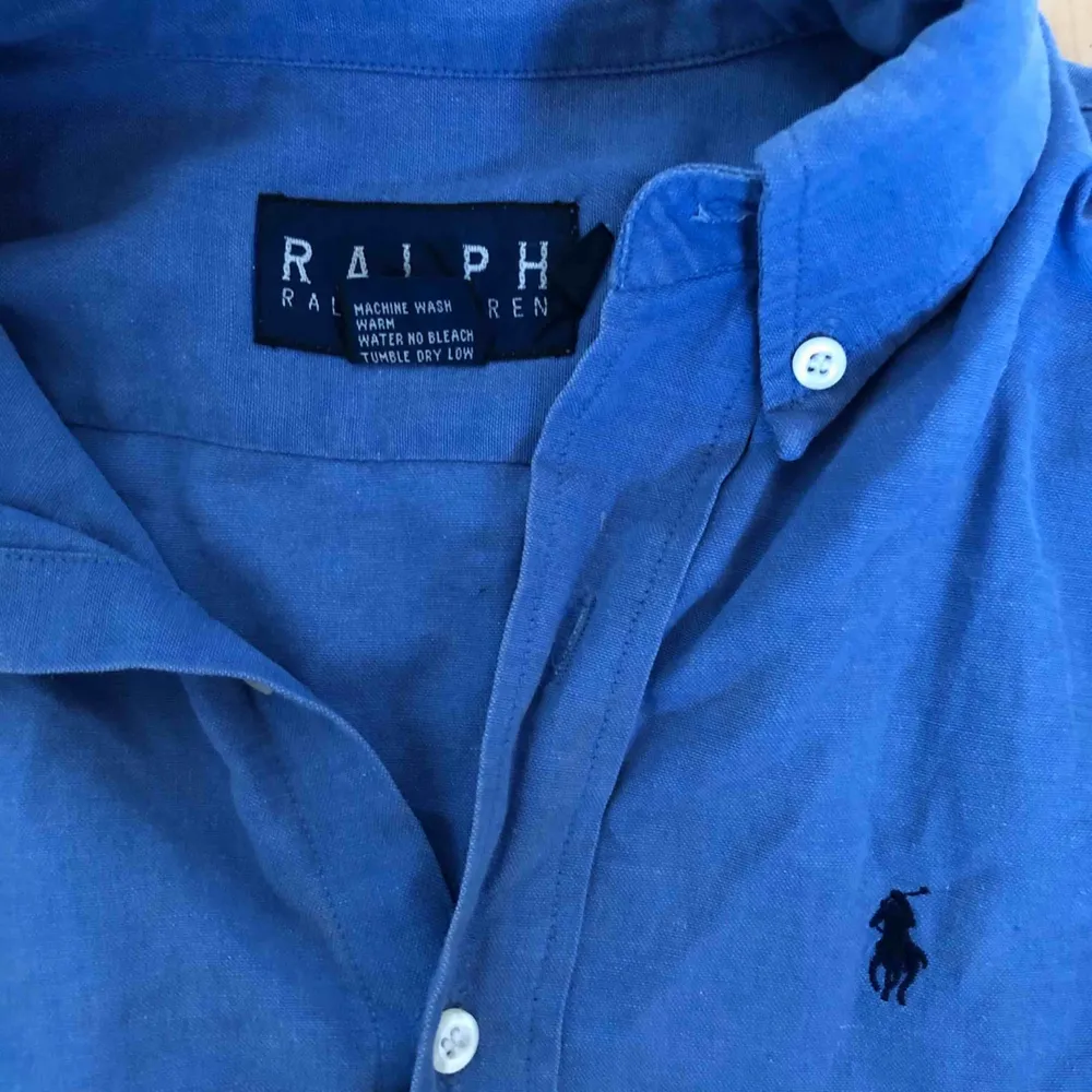 Säljer en använd Ralph lauren skjorta, jättefin blå färg!. Skjortor.