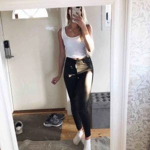  - Säljer mina skitsnygga skinnbyxor från salt i strl S, bra skick! Sitter som en smäck, 200kr inklusive frakt 💜