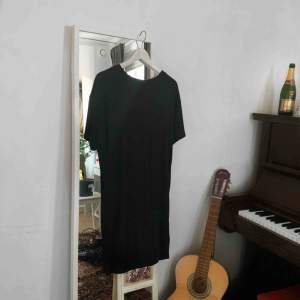En svart vanlig klänning i storlek L som funkar både till vardags och fest. Köpt från Bikbok och har vart en favorit tills nu.💜