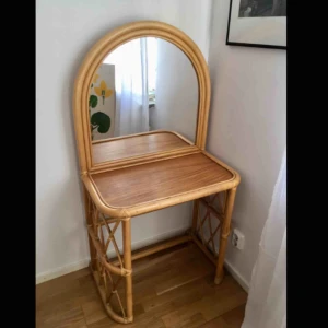  - Intressekoll på det här fantastiska lilla sminkbordet/ nattygsbordet/ hallmöbeln💜Pga platsbrist hemma måste jag nog bli av med denna även om det gör ont i hjärtat. Liknande möbler brukar gå för 1000 och uppåt, men kom med bud om du är intresserad! 