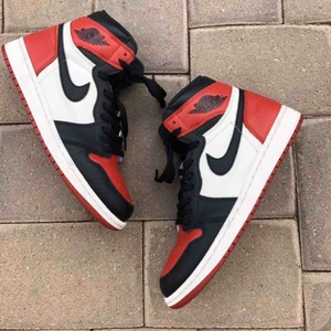  - Säljer mina asballa Nike Air Jordan 1 Retro. De är i strl 38, men skulle säga att den passar 39 också. Skorna är i jättebra skick, ser ut som nya. Obs. inte min bild men de ser ut exakt såhär✨💖