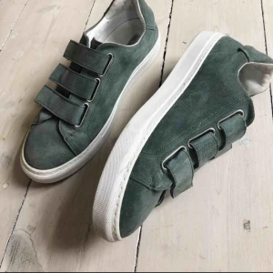  - Säljer tyvärr dessa snygga och oanvända skor. Köptes på plick men var tyvärr förstora. Originalpris 1499kr, slutsåld på hemsidan ( bilderna är lånade från den tidigare ägaren) Budet ligger på 690kr❌ Möts upp i Danderyd eller köparen står för frakt 😊❤️