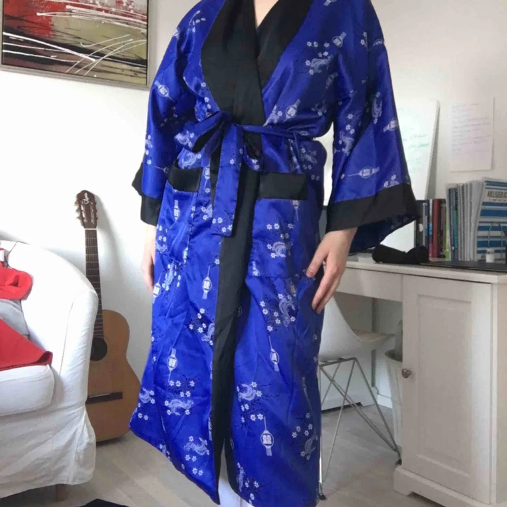 Kimono köpt från Humana. Kan användas som lyxig morgonrock 🦋 köparen står för frakten (63kr). Tröjor & Koftor.
