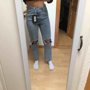  - Säljer dessa helt oanvända jeansen! Prislappen sitter kvar 🦋 de är skitsnygga men lite för korta för mig! Frakt tillkommer! Modellen är straight 
