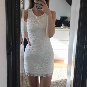  - Supersöt klänning med öppen rygg 