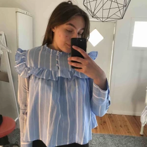  - Super söt blus från Mango med volanger. Nästan helt oanvänd och säljer pga inte min stil längre. Köparen står för frakten 