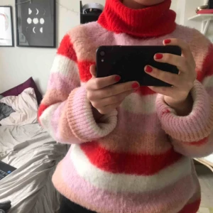  - Färgglad polotröja från NAKD. Snålt använd men lite nopprig i materialet. 