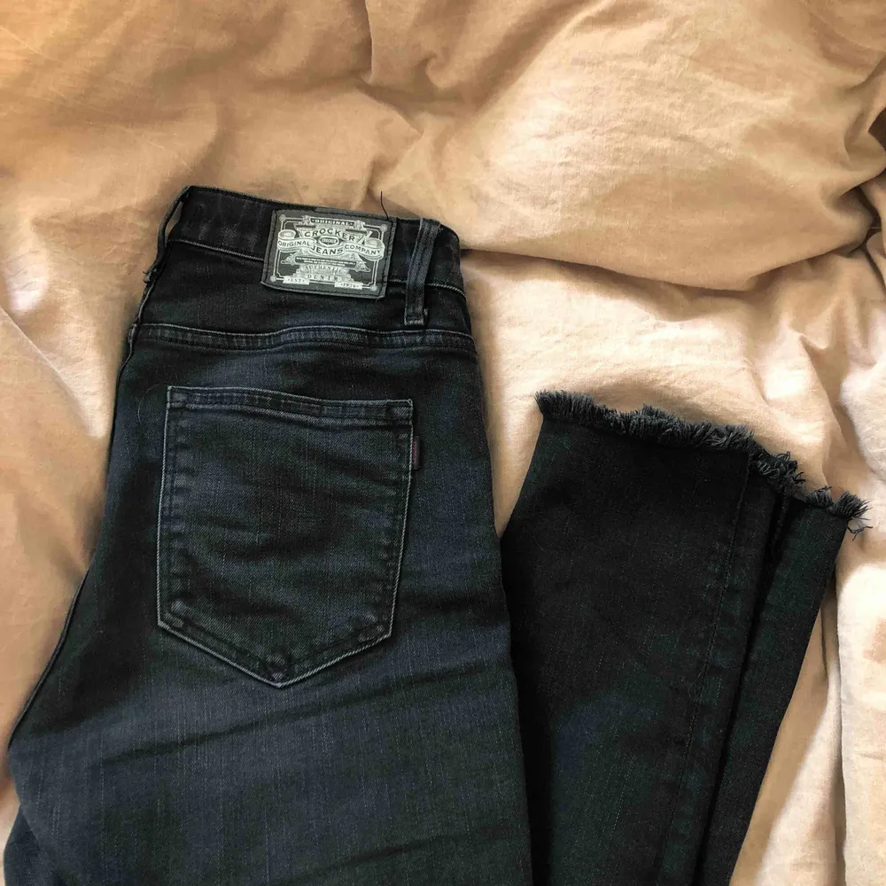 Tjena igen! säljer ett par svarta jeans från crocker 😍 midjan är normalhög och jag är 176cm lång🌼. Jeans & Byxor.