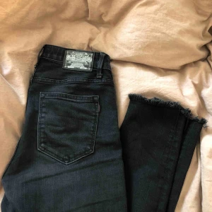  - Tjena igen! säljer ett par svarta jeans från crocker 😍 midjan är normalhög och jag är 176cm lång🌼