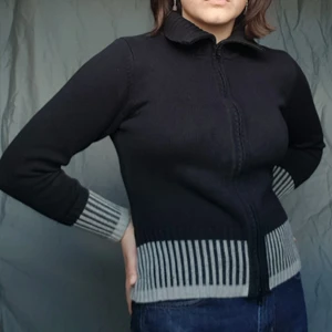  - Snygg svart tröja med dragskedja och grå nertill. Egentligen stlk 34/36, passar tajt på mig som vanligtvis är M.  ☻💂‍♀️🗣🕴🖤🕶💣🐧🕷🎱    Betalning via swish, kan mötas upp i malmö, annars står köparen för frakten. Kolla min profil för mer fina grejor