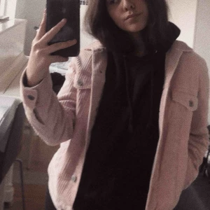  - Söt manchesterliknande vårjacka från h&m. Fint skick, inte använd så mycket. Köpare står för frakt ✨