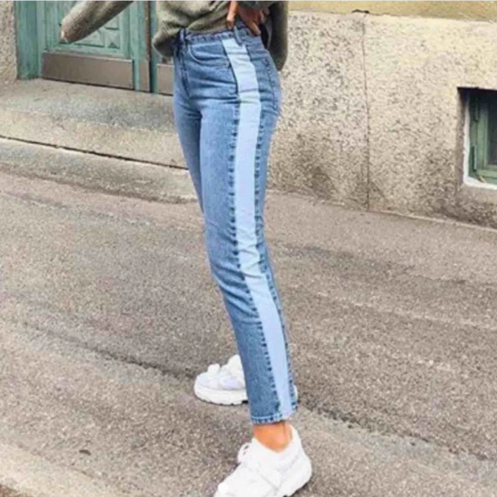 snygga jeans ifrån nakd köpa på pick, tyvärr försmå för mig. dom är insydda till storlek 36. Jeans & Byxor.