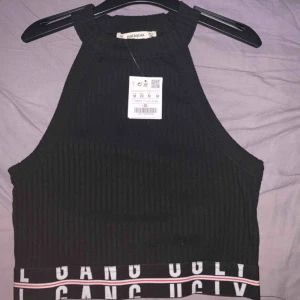  - Oanvänd topp från Pull&bear! Frakt: 42 kr. Skriv om ni vill ha fler bilder 🥰 