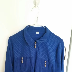  - tröja/jacka i mockaliknande material. vacker blå färg :) 