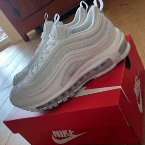 - Helt vita Nike 97 knappt använda. Köparen står för frakt men kan ev mötas upp i Sthlm 