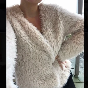 Mjuk kofta  - Väldigt mjuk och trendig vit kofta från GinaTricot - perfekt till vintern! Storlek XL men väldigt liten i storlek och passar allt från ca XS-M. (Jag är normalt S/36) 80kr + frakt! 🥰🌈