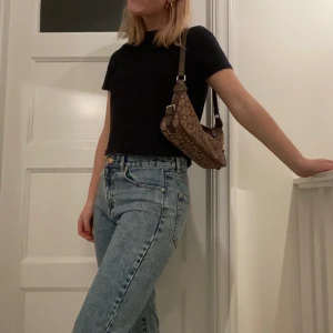 Jeans - Säljer dessa jeans i storlek 38, hög midja och rak modell nedtill. De är i fint skick! Frakt tillkommer