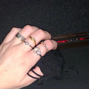Ringar😍🤩 - 1. Twistad roséfärgad ring ❕ 20:- 2. Cirklar med strass ❕ 15:- 3. Guldig ring med strassten ❕ 20:- 4. Slirig ring med en strassten ❕ 10:- 🔆 Glöm inte kolla mina andra annonser, jag kan samfrakta om ni hittar fler grejer🤩