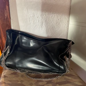 stella mccartney väska  - stella mccartney väska, trasig dragkedja där av billigare pris. Köpare står för frakten 
