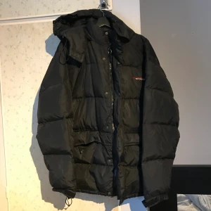 Dunjacka  - Svart stor och mysig jacka i äkta dun. Fint använt skick kanske skulle behövas tvättas men ser inget tänkvärt på den. Den är väldigt mysig, haft den som oversize! Tror det är herrstorlek¿ 💘 🚚  FRAKT REDAN INKLUDERAD I PRISET 💝💝