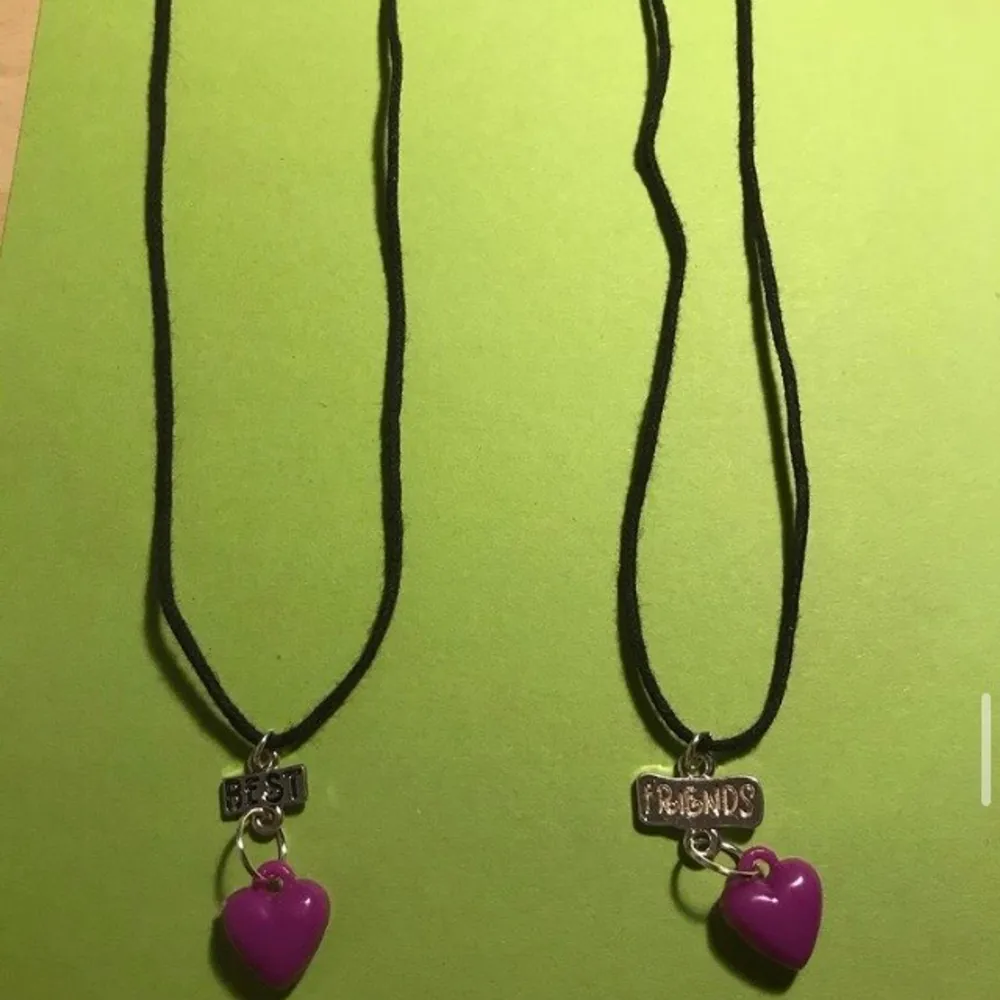 Jättegulligt svart best friends halsband med ett lila hjärta. Accessoarer.