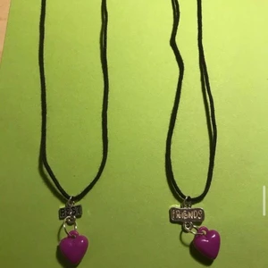 Best friends halsband - Jättegulligt svart best friends halsband med ett lila hjärta