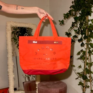 🏖 Marc Jacobs beach bag 🏖 - Röd Marc Jacobs-väska köpt i NYC 🐹 får plats med det du behöver en eftermiddag på stranden, eller som gymväska. HMU 🤙🏽💕.       Gratis frakt 📦 