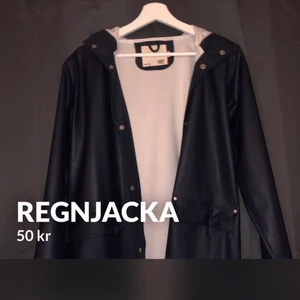 Marinblå regnjacka - Lager 157 jacka   Storlek 150/160   Använd några gånger, mycket bra skick 