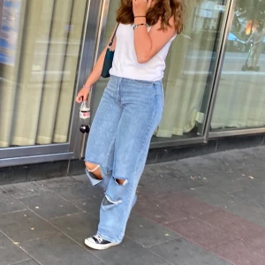 Blå jeans med hål - Säljer dessa trendiga jeansen. Dom är lite långa för mig som är 165. Väldigt bra skick då jag knappt har använt dom. Säljer då dom inte riktigt är min stil längre. Frakt tillkommer💕