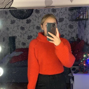 Stickad tröja  - Jätte mysig stickad röd tröja köpt för cirka ett år sedan. Säljer den nu för att det inte riktigt är min stil längre. Den är i ett super fint skick, knappt använd. Passar alla från XS-M själv är jag en xs/s.