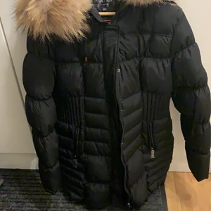 Jacka  - Hollies jacka.sjukt skön och varm. Köpt för ca 3000kr. Helt ny! Storlek 44. Bud från 300kr! 