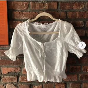 Benvit lace blus - Coco Martini, vit-lace top från Stylenanda. Köpt för 650kr, den passa inte mig riktigt som jag ville och därför säljer jag den vidare! Bilderna är lånade men skicka ett meddelande om intresset för fler bilder finns!