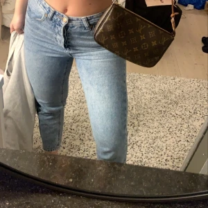 Vintage jeans. - Mom jeans, väldigt skönt material. Buda från 100❤️ lätta att styla. Str 38. Dem är från stradivarius.