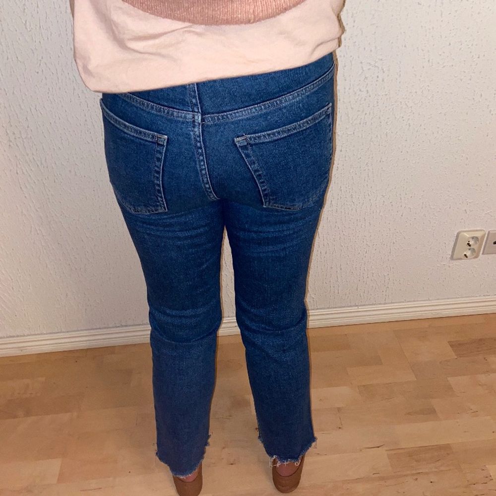 H&M jeans, korta vid ben . Jeans & Byxor.