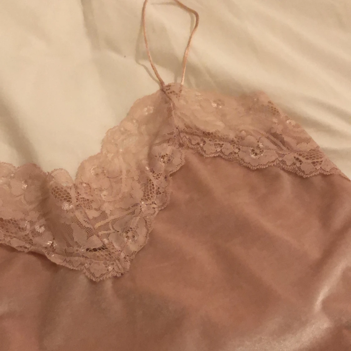 Rosa spets- och velvetlinne  - 91