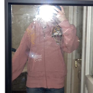 fett unik ed hardy hoodie - köpt nu till jul, inte min färg personligen så de därför jag säljer. priset flexibelt.