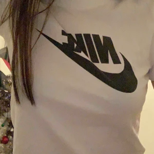  - nike tröja för 100 då nypris är 500, aldrig använd köparen står för frakten(: