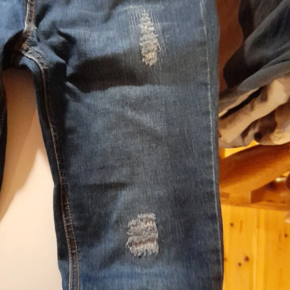 Dom är inte använda någon gång men lappen är inte kvar för att jag trodde att de skulla passa dem är så klart tvättat innan någon köper de. Till tjejer.. Jeans & Byxor.