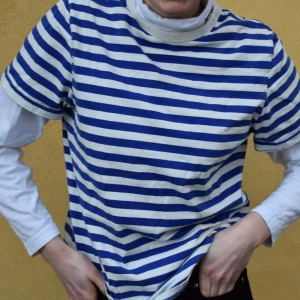 skön polotröja - söt och trendig polotröja💫passar M bäst men funkar bra på S (på bilden). funkar till jättemycket💖